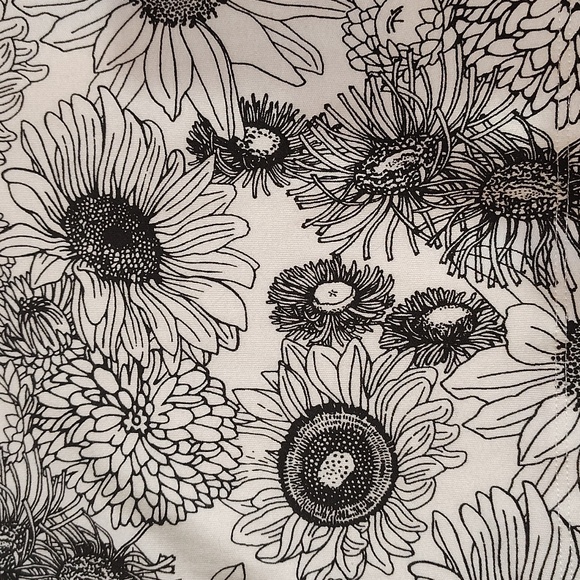 NWT Kate Quinn Black and White Sunflowers Tee - Picture 2 of 2